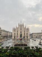 Milaan, Italië - 12 november 2023. duomo kathedraal in de centraal plein van de stad tegen een bewolkt lucht. Milaan, Italië foto