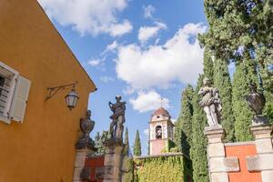 antiek sculpturen staan Aan de poorten van de oude villa cordevigo. Italië foto