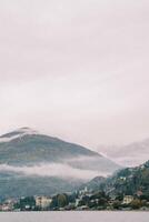 mist over- de bergen Aan de kusten van meer como. Italië foto