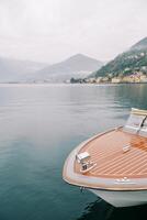 bruin boot met een lantaarn Aan haar boog is afgemeerd Aan meer como. Italië foto