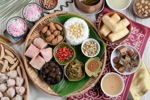 ai gegenereerd ketupat Lebaran menu, Indonesisch feestelijk schotel rijst- taart, divers kant borden, eid vieringen foto