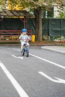 weinig meisje naar rijden openbaar fiets Aan een van verkeer speelplaats in Praag in Tsjechisch republiek. hoog kwaliteit foto