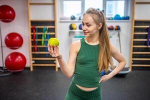 portret van glimlachen geschiktheid vrouw Holding een appel. diëten, werken uit, sport ,gezond aan het eten en levensstijl concept. hoog kwaliteit foto