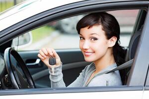 gelukkig vrouw bestuurder tonen auto sleutel foto