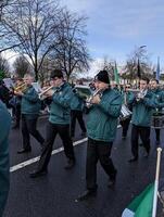 Galway, Ierland 17-03-2024 heilige Patrick dag optocht voorbijgaan trog galway stad in Ierland foto