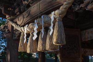 een heilig touw in voorkant van de tempel Bij Japans altaar foto