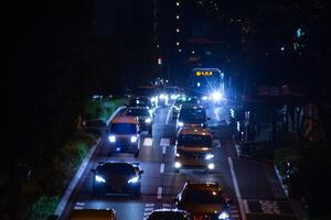 een nacht verkeer jam Bij de stad kruispunt in tokyo lang schot foto