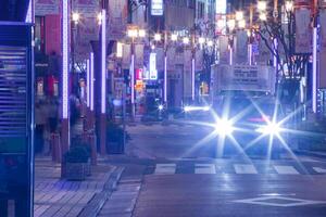 een nacht stadsgezicht van de menigte Bij de neon stad- in shinjuku tokyo lang schot foto