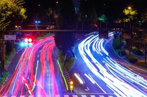 een nacht verkeer jam Bij de stad kruispunt in tokyo lang schot foto