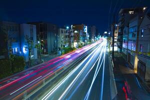 een nacht verkeer jam Bij de downtown straat in tokyo breed schot foto