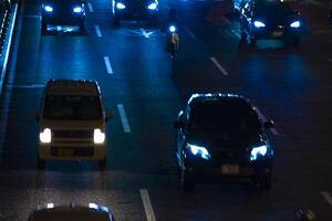 een nacht verkeer jam onder de snelweg in tokyo lang schot foto