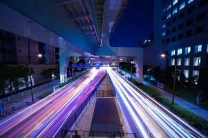 een nacht timelapse van de verkeer jam Bij de stad straat in tokyo breed schot foto