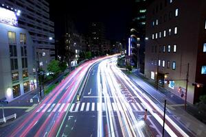 een nacht timelapse van verkeer jam Bij yamaate Laan in tokyo breed schot foto