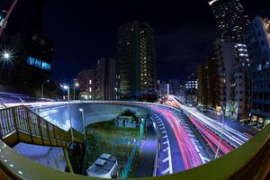 een nacht verkeer jam Bij yamaate Laan in tokyo vissenoog schot foto