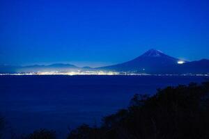 een dageraad landschap van mt fuji in de buurt suruga kust in shizuoka foto