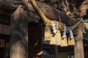 een heilig touw in voorkant van de tempel Bij Japans altaar foto