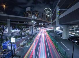 een nacht verkeer jam Bij de stedelijk straat in tokyo breed schot foto