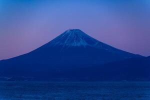 een zonsondergang van mt.fuji in de buurt suruga kust in shizuoka foto