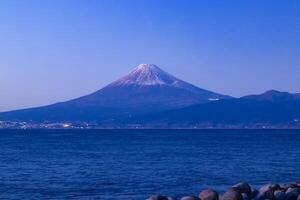 een zonsondergang mt.fuji in de buurt suruga kust in shizuoka breed schot foto