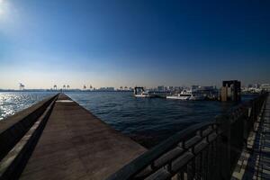 een vaartuig in de buurt de haven in aomi tokyo breed schot foto