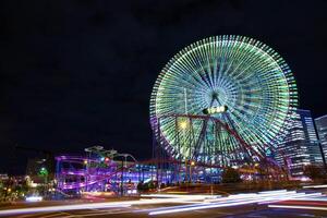 een nacht verlichte ferris wiel in yokohama breed schot foto