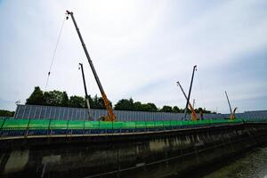 kranen Bij de onder bouw in tokyo breed schot foto