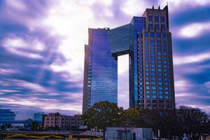 een schemer van wolk reflecterend een indrukwekkend gebouw bewolkt foto