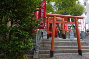 een traditioneel poort Bij Japans altaar foto