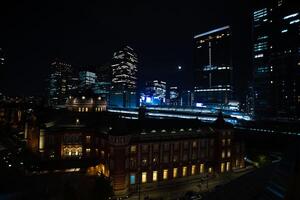 een nacht panoramisch stadsgezicht in voorkant van tokyo station foto