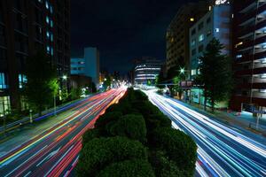 een nacht verkeer jam Bij de downtown straat in tokyo breed schot foto