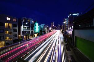 een nacht verkeer jam Bij de stedelijk stad straat breed schot foto