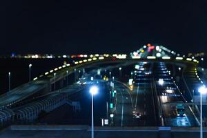een nacht miniatuur verkeer jam Aan de snelweg Bij tokyo baai Oppervlakte foto