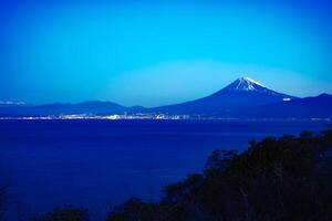 een dageraad landschap van mt fuji in de buurt suruga kust in shizuoka foto