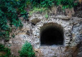 de structuur van de oud gegooid tunnel ineenstorting foto