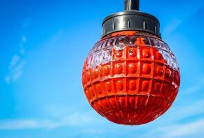 rood glas lantaarn Aan de lucht achtergrond foto
