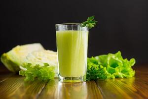 vegetarisch smoothie gemaakt van groen groenten, kool, sla, Groenen foto