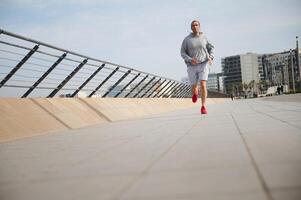 oefening, training, fitheid, actief gezond levensstijl en sport opleiding concept met een gezond Mens rennen in de stad. foto