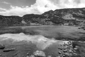 mooi landschap van berg meer met planten in rila berg, bulgarije foto