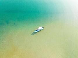 antenne dar visie van mooi strand met turkoois zee water en snelheid boot van golf van Thailand. goed eiland, Thailand foto