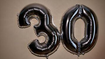 partij gelukkig verjaardag dertig met zilver grijs aantal . gel ballen 30 voor Gefeliciteerd vieringen vakantie. detailopname, Nee mensen foto
