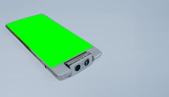 mockup slim telefoon oud generatie met draaien camera en groen scherm, kopiëren ruimte geïsoleerd Aan wit. foto