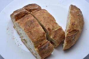 vers knapperig brood. gesneden brood Aan een bord. boterhammen. foto