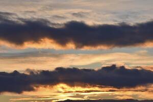 avond zonsondergang lucht. donker blauw geel wolken in de lucht. foto