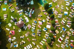 top visie van de zomer recreatie Oppervlakte voor mensen met zon bedden buiten in zonnig weer foto