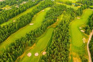 top visie van de golf Cursus gelegen in een bebost Oppervlakte foto