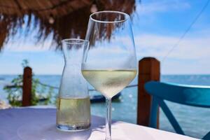 glas en de werper van ijs verkoudheid Liaan Aan de tafel in de 2 kitarrat arome deti restaurant Aan de adriatisch strand in duur. albanië. mooi zonnig zomer dag. blauw lucht en de zee. selectief focus foto