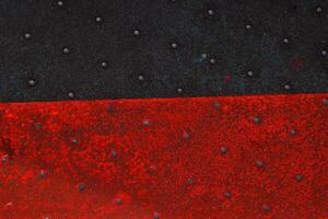grunge staal industrieel boot verdieping bord geschilderd rood zwart anti roest verf. robuust veerboot schip metaal patroon. oud stippel ijzer dek. versleten metaal structuur achtergrond. modern ontwerp concept. kopiëren ruimte foto
