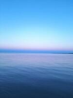 blauw zonsondergang over- de zee foto