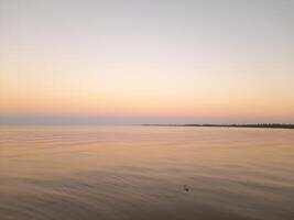 verbazingwekkend zonsondergang over- de zee foto