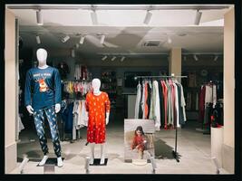 tivat, Montenegro - 12 augustus 2023. verlichte winkel venster met pyjama voor volwassenen en kinderen foto